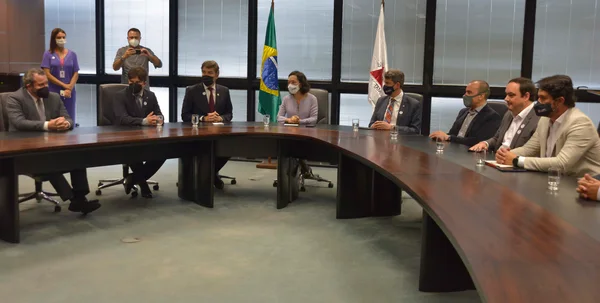 Governo de Minas e Ministério Público firmam Termo de Compromisso com mineradoras para garantir a descaracterização de barragens e dão coletiva