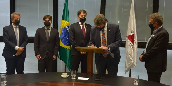 Governo de Minas e Ministério Público firmam Termo de Compromisso com mineradoras para garantir a descaracterização de barragens e dão coletiva