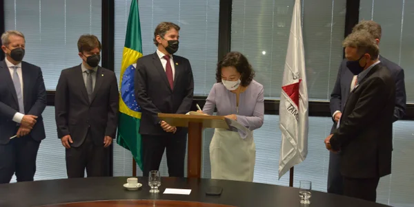 Governo de Minas e Ministério Público firmam Termo de Compromisso com mineradoras para garantir a descaracterização de barragens e dão coletiva