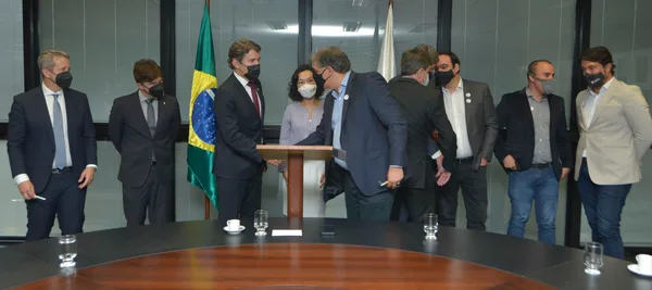 Governo de Minas e Ministério Público firmam Termo de Compromisso com mineradoras para garantir a descaracterização de barragens e dão coletiva