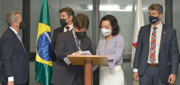 Governo de Minas e Ministério Público firmam Termo de Compromisso com mineradoras para garantir a descaracterização de barragens e dão coletiva