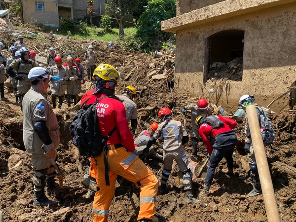 Bombeiros de Minas Gerais permanecem em Petrópolis e ajudam na busca de vítimas do acidente provocado pelas chuvas