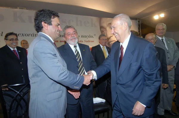 O governador Aécio Neves cumprimenta o vice-presidente José Alencar