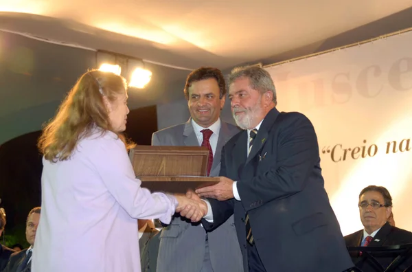 Aécio Neves entregou à filha do presidente Juscelino Kubitscheck, Maristela Kubitscheck, uma placa