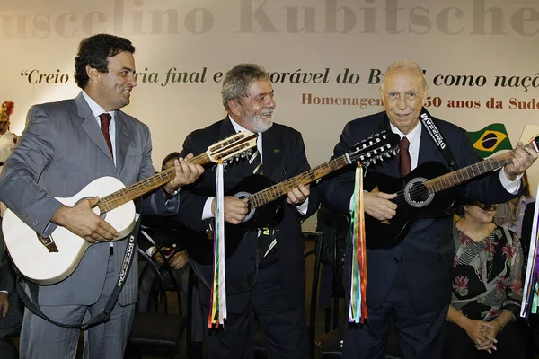 Aécio, Lula e José Alencar tocando viola