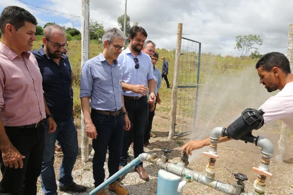 Em Comercinho, governador participa de entrega simbólica de sistema de abastecimento e se reúne com prefeitos