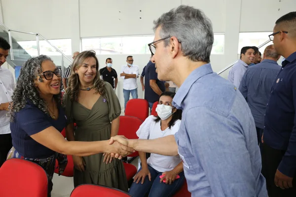 Em Comercinho, governador participa de entrega simbólica de sistema de abastecimento e se reúne com prefeitos