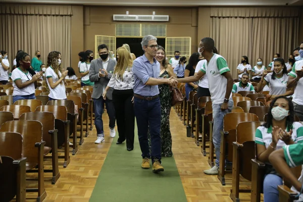 Governador acompanha aula do projeto Trilhas de Futuro, em Araçuaí