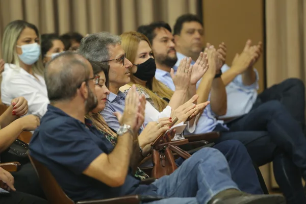 Governador acompanha aula do projeto Trilhas de Futuro, em Araçuaí