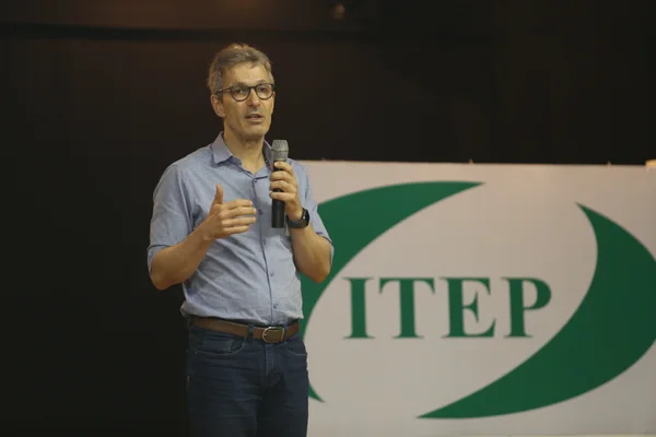 Governador acompanha aula do projeto Trilhas de Futuro, em Araçuaí