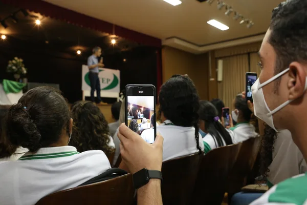 Governador acompanha aula do projeto Trilhas de Futuro, em Araçuaí