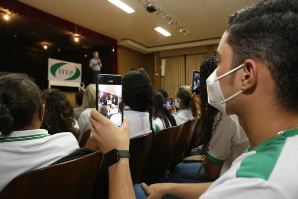 Governador acompanha aula do projeto Trilhas de Futuro, em Araçuaí
