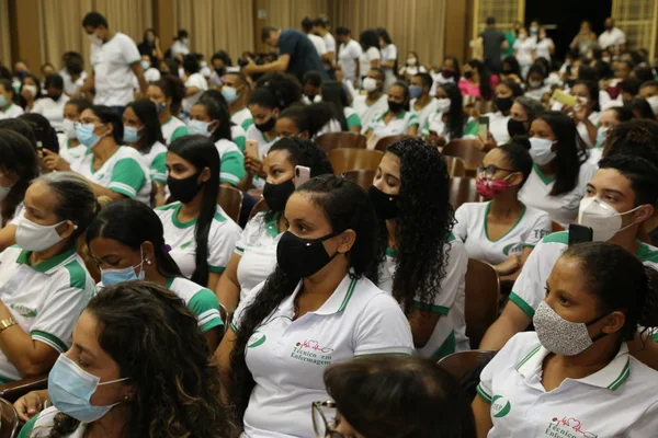 Governador acompanha aula do projeto Trilhas de Futuro, em Araçuaí