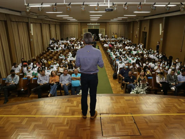 Governador acompanha aula do projeto Trilhas de Futuro, em Araçuaí