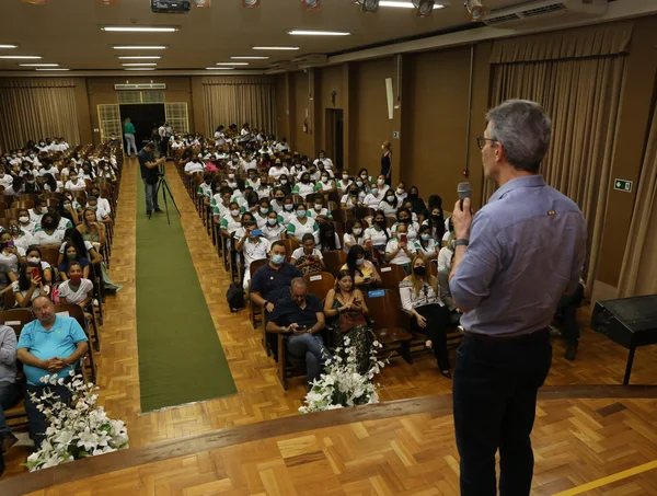 Governador acompanha aula do projeto Trilhas de Futuro, em Araçuaí