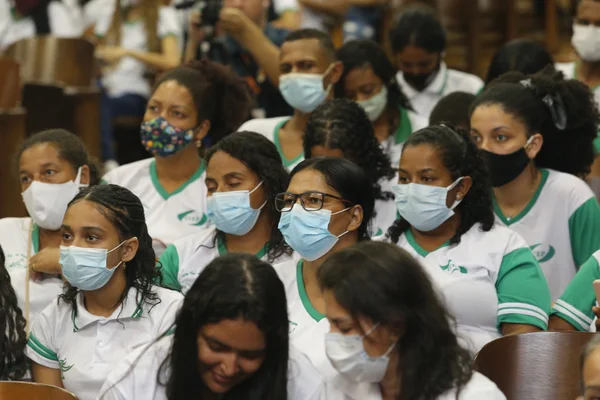 Governador acompanha aula do projeto Trilhas de Futuro, em Araçuaí