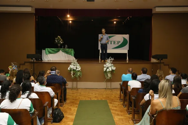Governador acompanha aula do projeto Trilhas de Futuro, em Araçuaí