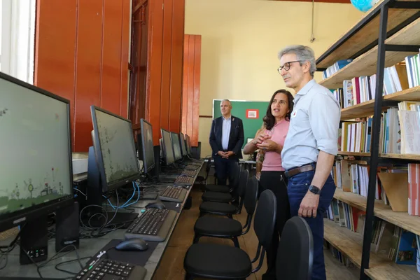 Escola em Resende Costa, no Campo das Vertentes, recebe novos computadores