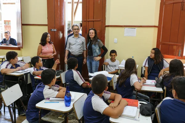 Escola em Resende Costa, no Campo das Vertentes, recebe novos computadores