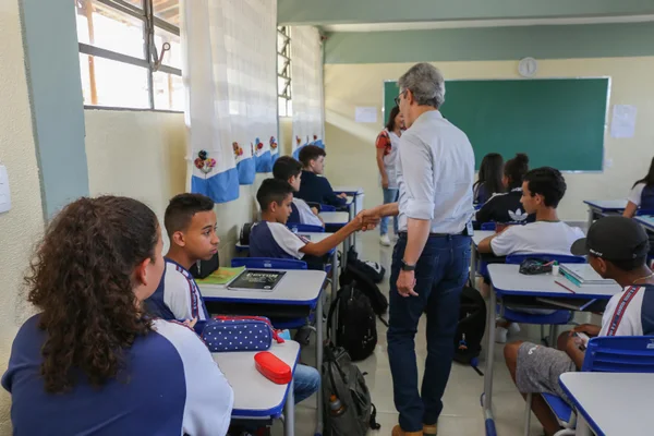 Escola em Resende Costa, no Campo das Vertentes, recebe novos computadores