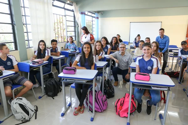 Escola em Resende Costa, no Campo das Vertentes, recebe novos computadores