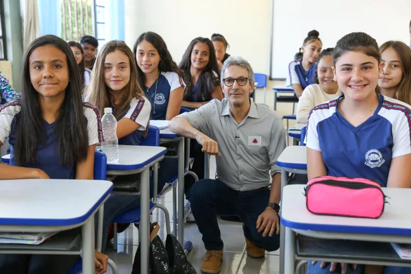 Escola em Resende Costa, no Campo das Vertentes, recebe novos computadores