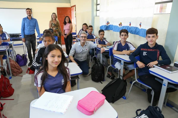 Escola em Resende Costa, no Campo das Vertentes, recebe novos computadores