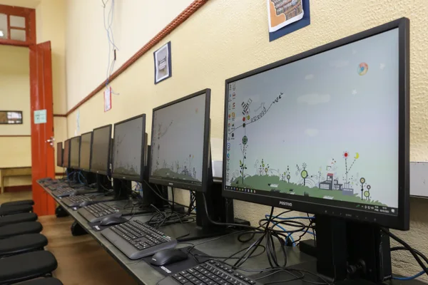 Escola em Resende Costa, no Campo das Vertentes, recebe novos computadores
