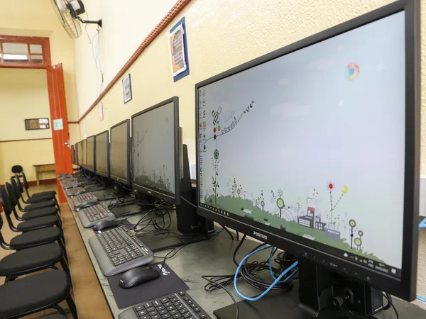 Escola em Resende Costa, no Campo das Vertentes, recebe novos computadores