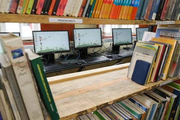 Escola em Resende Costa, no Campo das Vertentes, recebe novos computadores