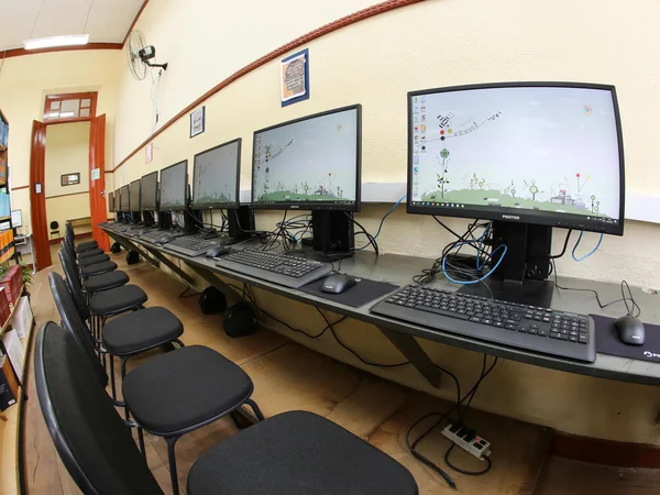 Escola em Resende Costa, no Campo das Vertentes, recebe novos computadores