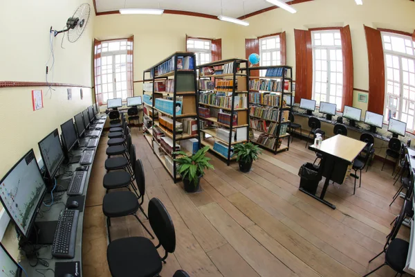 Escola em Resende Costa, no Campo das Vertentes, recebe novos computadores