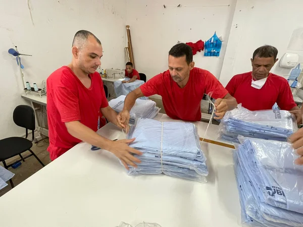 Presos da Penitenciária de Uberlândia produzem lençóis para hospitais do município