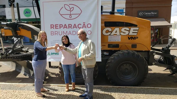 Mais quatro municípios atingidos recebem máquinas para manutenção de estradas