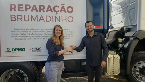 Mais quatro municípios atingidos recebem máquinas para manutenção de estradas