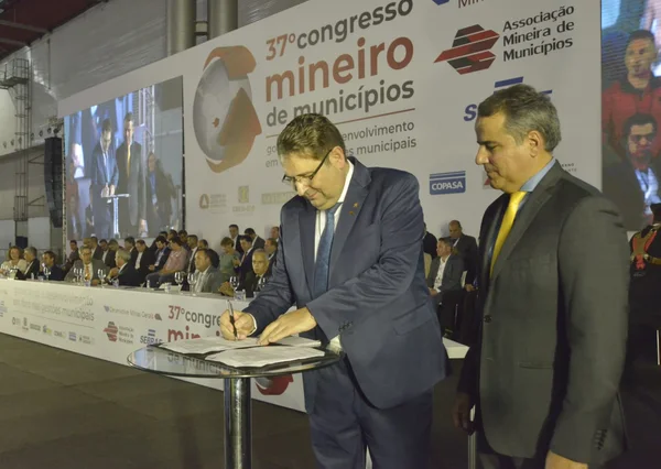 Governo de Minas quita dívida de R$ 7 bi com municípios