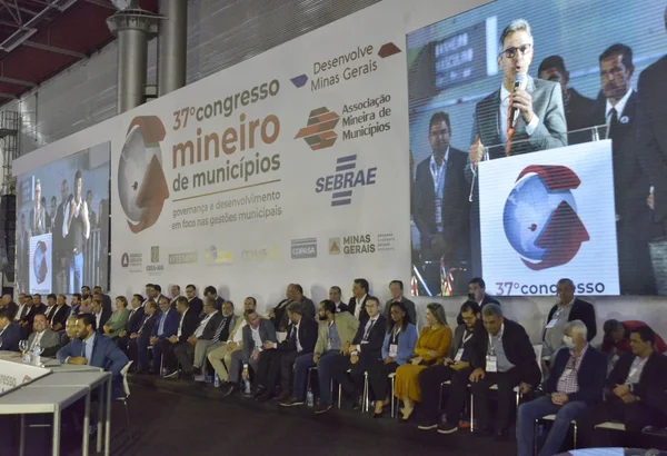Governo de Minas quita dívida de R$ 7 bi com municípios