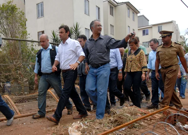 O governador Aécio Neves foi até o Barreiro para prestar solidariedade às famílias e comerciantes
