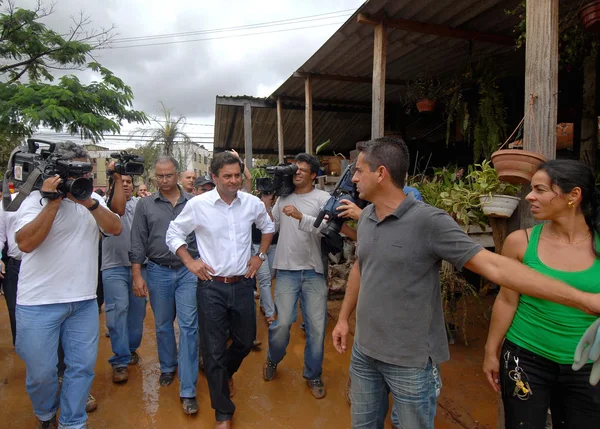 Aécio Neves vistoria áreas atingidas pela chuva