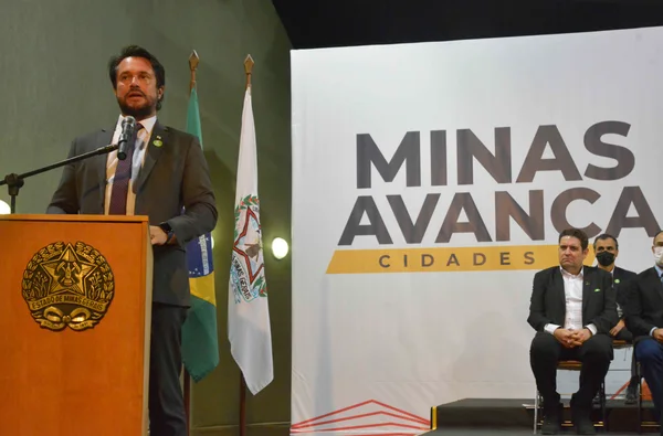 Governo de Minas lança linha de crédito de R$ 60 milhões para municípios realizarem regularização fundiária