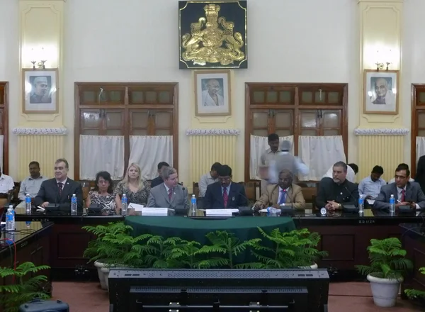 Anastasia durante encontro com representantes do Governo de Karnataka