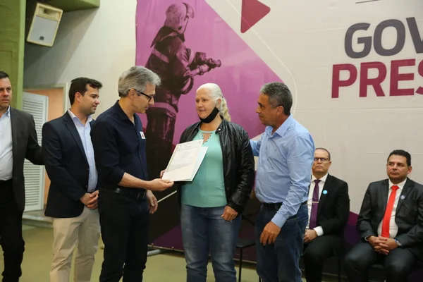 Governo de Minas entrega 988 títulos de regularização fundiária urbana no Vale do Aço