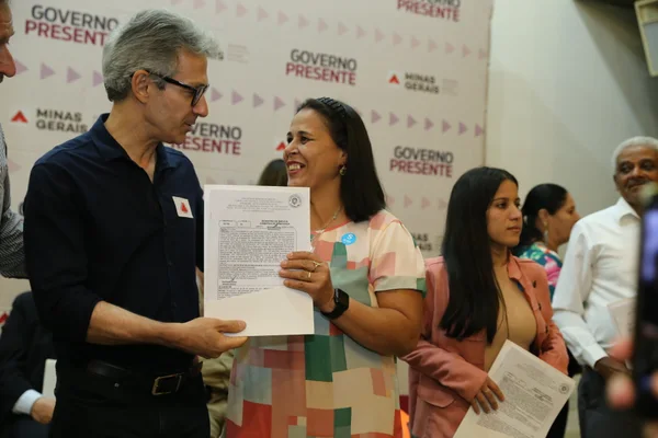 Governo de Minas entrega 988 títulos de regularização fundiária urbana no Vale do Aço
