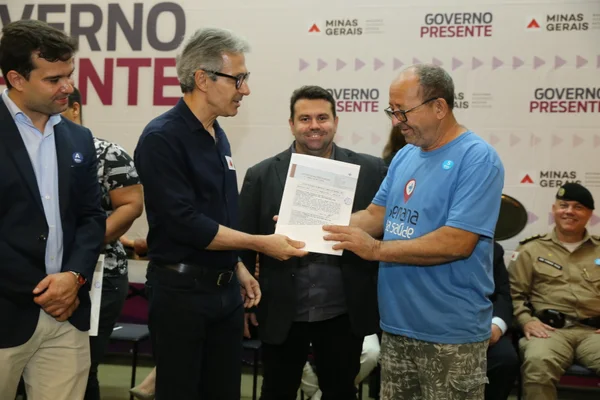 Governo de Minas entrega 988 títulos de regularização fundiária urbana no Vale do Aço