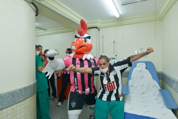 Hospital do Ipsemg recebe visita do mascote Galo Doido e reforça a conscientização sobre o Outubro Rosa