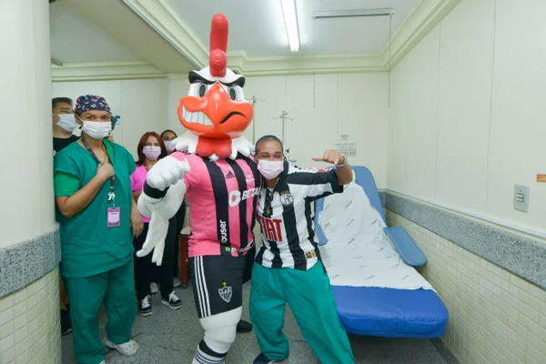 Hospital do Ipsemg recebe visita do mascote Galo Doido e reforça a conscientização sobre o Outubro Rosa