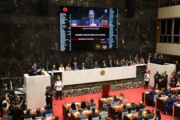 Governador Romeu Zema e vice, Professor Mateus, participam de posse de deputados na Assembleia Legislativa