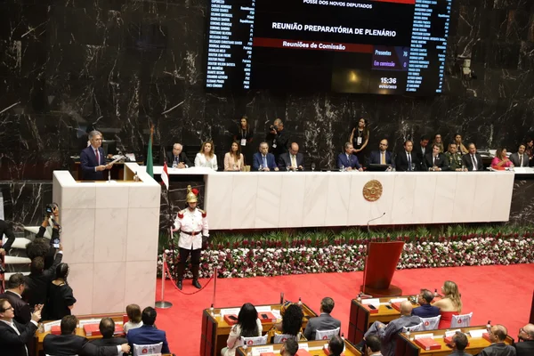 Governador Romeu Zema e vice, Professor Mateus, participam de posse de deputados na Assembleia Legislativa