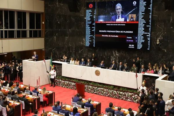 Governador Romeu Zema e vice, Professor Mateus, participam de posse de deputados na Assembleia Legislativa