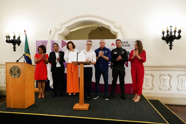 Governador assina decreto que regulamenta lei sobre dignidade menstrual